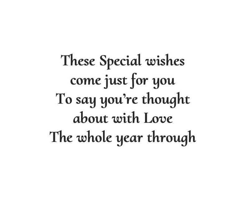 Op de afbeelding: Een witte kaart met zwarte tekst die luidt: These Special wishes come just for you, To say you're thought about with Love, The whole year through. De belettering wordt gepresenteerd in een duidelijk schreeflettertype gecentreerd op de witte achtergrond.