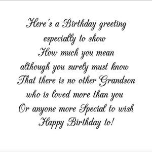 Op de afbeelding: Een witte wenskaart met zwarte cursieve tekst die luidt: Here's a Birthday greeting especially to show How much you mean although you surely must know That there is no other Grandson who is loved more than you Or anyone more Special to wish Happy Birthday to!