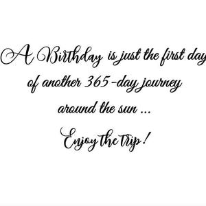 Op de afbeelding: Een witte kaart met zwarte cursieve tekst die luidt: A Birthday is just the first day of another 365-day journey around the sun ... Enjoy the trip!