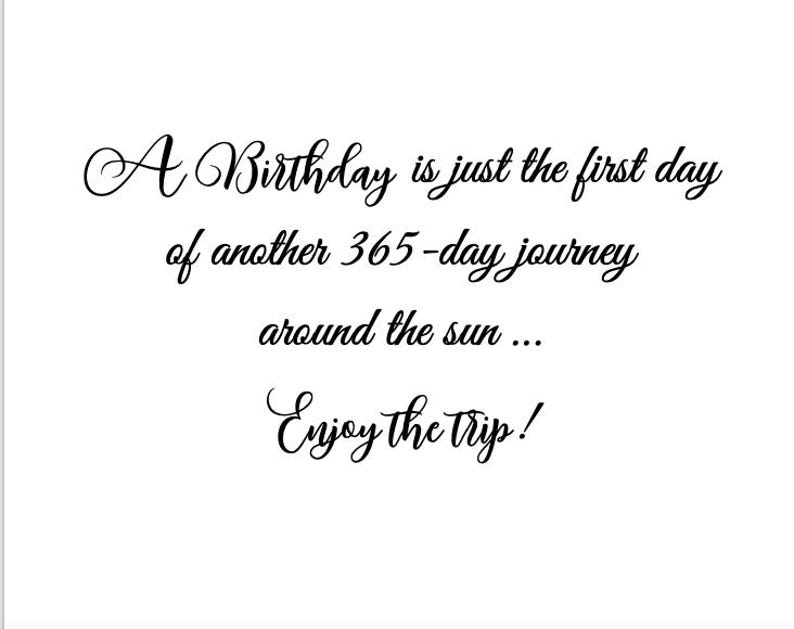 Op de afbeelding: Een witte kaart met zwarte cursieve tekst die luidt: A Birthday is just the first day of another 365-day journey around the sun ... Enjoy the trip!
