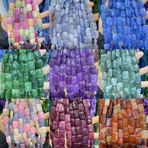 Pode incluir: Uma coleção de nove fios de contas retangulares de superfície lisa em várias cores, incluindo multicolorido, azul claro, azul escuro, verde, roxo, cerceta, pastel, magenta profundo e castanho-alaranjado, dispostos em uma grade.