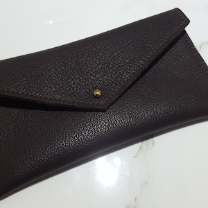 Marrón oscuro puro becerro cuero bebé rosa becerro rosa suero forrado sobre bolsa cartera cartera hecha a mano en Inglaterra. Maquillaje, teléfono, titular de dinero.