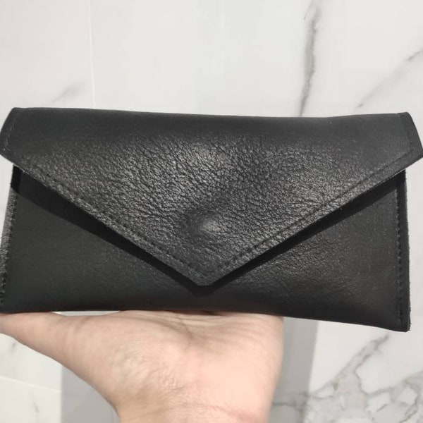 Pochette/porte-monnaie en cuir de veau pur avec fermeture magnétique et 1 poche intérieure. Non doublé ou doublé en daim de veau rose layette ou gris doux