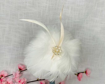 Delicate Fascinator Bride Hair Jewelry Feather Jewelry Vintage Wedding Wedding Headdress Headpiece Headdress Feathers and Pearls