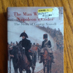 Może przedstawiać: Okładka książki z obrazem mężczyzny na koniu w śnieżnym krajobrazie. Tytuł książki to "The Man Who Broke Napoleon's Codes: The Story of George Scovell" autorstwa Marka Urbana.