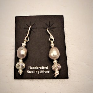 Boucles d&#39;oreilles en argent sterling et perles fabriquées à la main