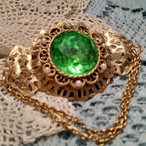 Große Vintage Brosche mit grünen Stein und Perlen