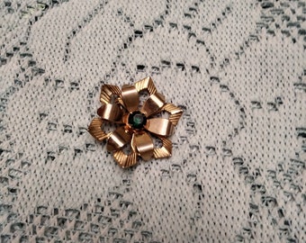 Broche Ancienne Dorée Avec Pierre Verte - Bijou Vintage - Occasion (réf 10-21/1) - Parfaite Pour Collection Ou Style Rétro