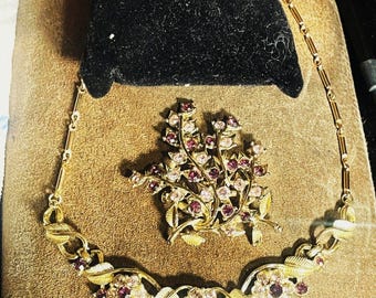 Coro Vintage Complete Parure en tono dorado con pedrería morada y lavanda