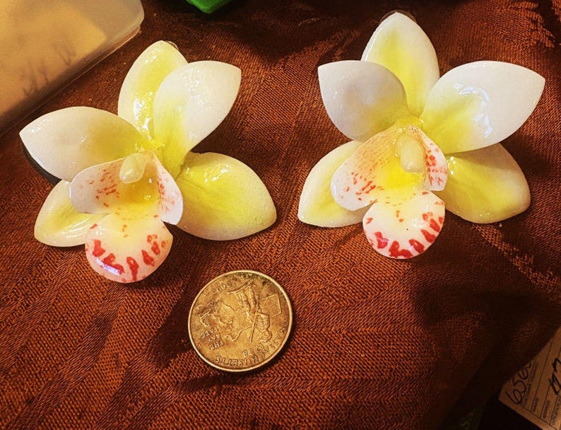Pendientes de orquídea de Anthropologie, 3 x 2,75 cm, pendientes de orquídea grandes. imagen 4