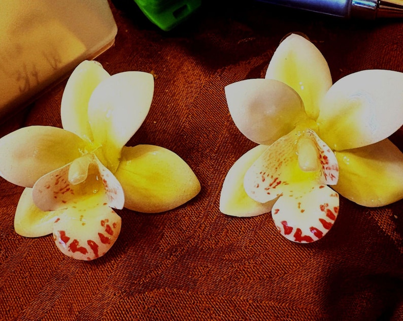 Pendientes de orquídea de Anthropologie, 3 x 2,75 cm, pendientes de orquídea grandes. imagen 1