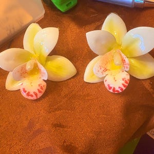 Pendientes de orquídea de Anthropologie, 3 x 2,75 cm, pendientes de orquídea grandes. imagen 2