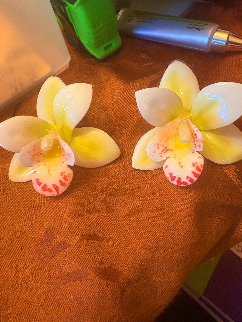 Pendientes de orquídea de Anthropologie, 3 x 2,75 cm, pendientes de orquídea grandes. imagen 2