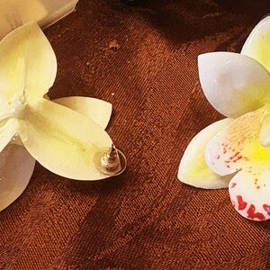 Pendientes de orquídea de Anthropologie, 3 x 2,75 cm, pendientes de orquídea grandes. imagen 3