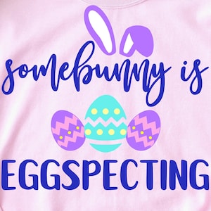 Anuncio de embarazo de Pascua PNG Un conejito está observando huevos Svg Cricut Hierro en Pascua Svg Mami para ser camisa Svg Esperando descargas de Png
