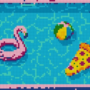 Op de afbeelding: Een gepixeleerde illustratie van de zomer. Een roze flamingo zwemband, een strandbal en een pizzapunt drijven in een blauw zwembad. De scène wordt omlijst door een roze en blauwe rand.