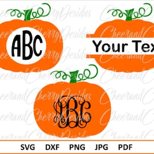 Puede incluir: Tres archivos de corte SVG de calabaza naranja. La primera calabaza tiene las letras ABC en un círculo. La segunda calabaza tiene el texto "Your Text" en una pancarta. La tercera calabaza tiene un monograma con las letras B, R y L.