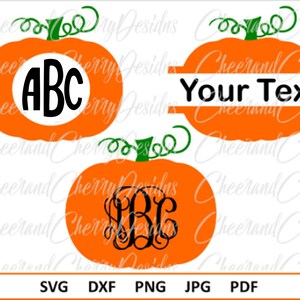 Puede incluir: Tres archivos de corte SVG de calabaza naranja. La primera calabaza tiene las letras ABC en un círculo. La segunda calabaza tiene el texto "Your Text" en una pancarta. La tercera calabaza tiene un monograma con las letras B, R y L.