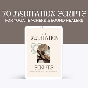 Pode incluir: Um tablet digital exibindo uma imagem de capa para um produto intitulado "70 Meditation Scripts for Yoga Teachers & Sound Healers". A capa apresenta uma pessoa segurando uma tigela de canto em um arco marrom claro com um design de sol verde.