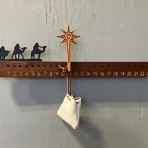 Minimalistischer Erbstück Adventskalender. Mahagoni Massivholz und Leder Beutel.