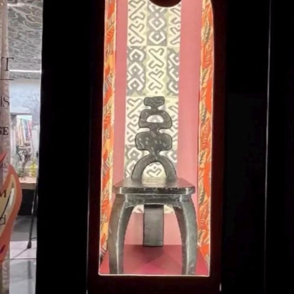 Afrikanischer Akzentstuhl skulpturaler handgeschnitzter Massivholzhocker, primitiver Stuhl, Esszimmerstuhl, moderner Hocker, Japandi-Stuhl, Akzentstuhl