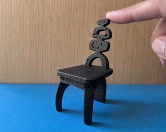 Miniatuur sculpturale stoel – handgemaakt primitief volkskunstdecor – klein brutalistisch houten stoelstandbeeld – gotisch plankobject