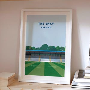 Halifax Town The Shay fotbollsstadiontryck - modern väggkonst, fotbollsaffisch, present, träram, valfritt textval