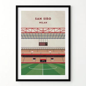 Könnte beinhalten: Ein gerahmter Kunstdruck des San Siro-Stadions in Mailand. Die Illustration zeigt das Äußere des Stadions mit einem grünen Spielfeld, braunen Tribünen und einer rot-blauen Dachkonstruktion. Der Text "SAN SIRO MILAN" steht oben.