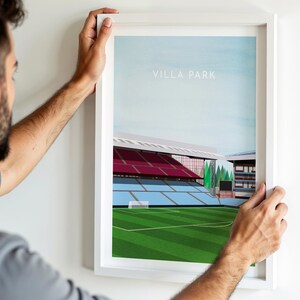 Ilustración de póster de fútbol del Aston Martin V / Impresión artística del estadio Villa Park / Regalos de fútbol para él o ella / Decoración de dormitorio infantil con temática de fútbol