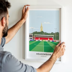 Stampa di Meadowbank Ground dei Dorking Wanderers, illustrazione contemporanea dello stadio di calcio, opzioni con o senza cornice, formati A4, A3, A2 o A1