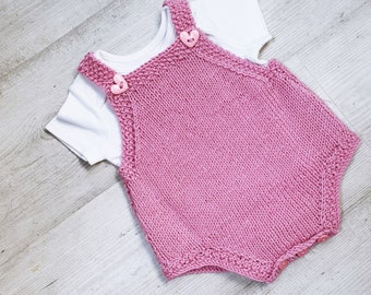 Stickad babysparkdräkt Saskia med mossstickning, pdf-stickmönster, 0-2 år