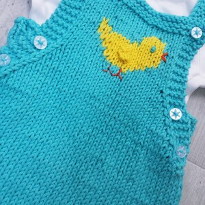 Baby Chick Aran Stickad Pinafore, pdf stickmönster, 0-3 år bild 3