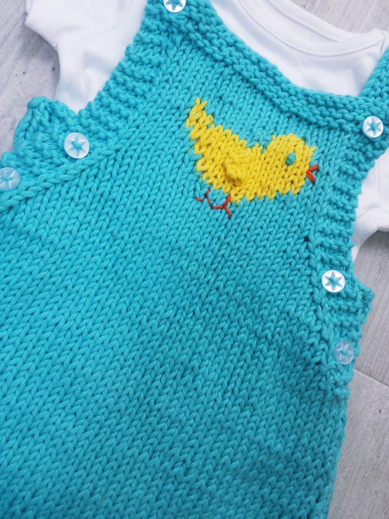 Baby Chick Aran Stickad Pinafore, pdf stickmönster, 0-3 år bild 3