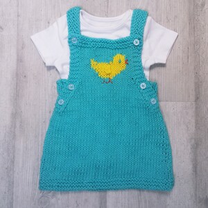 Baby Chick Aran Stickad Pinafore, pdf stickmönster, 0-3 år bild 4