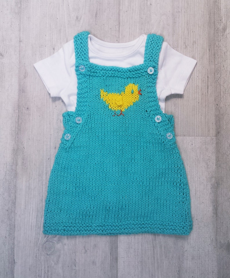 Baby Chick Aran Stickad Pinafore, pdf stickmönster, 0-3 år bild 4