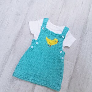 Baby Chick Aran Stickad Pinafore, pdf stickmönster, 0-3 år bild 2