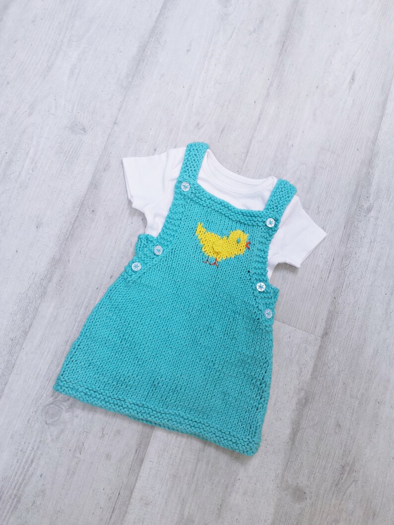Baby Chick Aran Stickad Pinafore, pdf stickmönster, 0-3 år bild 2