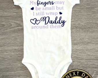 Wrapped around Daddy&#39;s fingers baby onesie - size 9 mon