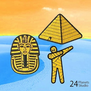 Puede incluir: Tres parches bordados para planchar con motivos egipcios: una cabeza de faraón dorada, una pirámide dorada y una momia dorada haciendo el dab. Los parches están sobre un fondo azul con un borde blanco. 24 Planets Studio está escrito en texto negro sobre un fondo blanco.