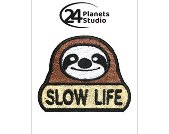 Faultier Slow Life Bügelbild von 24PlanetsStudio