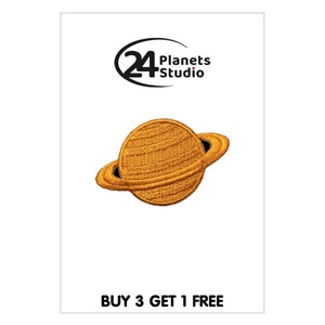 以下が含まれることがあります： 土星、リングのある惑星、上に「24 Planets Studio」、下に「BUY 3 GET 1 FREE」のテキストが入った、金色の刺繍アイロン接着パッチです。