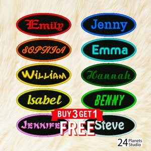 Könnte beinhalten: Eine Sammlung von gestickten Namensaufnähern in verschiedenen Farben, darunter Rot, Blau, Orange, Gelb, Grün und Rosa, jeweils mit einem anderen Namen in einer stilisierten Schriftart. Die Aufnäher sind ovalförmig mit schwarzem Hintergrund. Der Text "BUY 3 GET 1 FREE" ist ebenfalls enthalten.