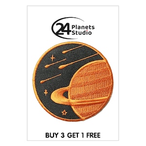 Può includere: Toppa da stirare ricamata arancione di un pianeta con anelli e stelle cadenti su sfondo nero. Il testo "24 Planets Studio" è nella parte superiore centrale dell'immagine. Il testo "BUY 3 GET 1 FREE" è nella parte inferiore dell'immagine.