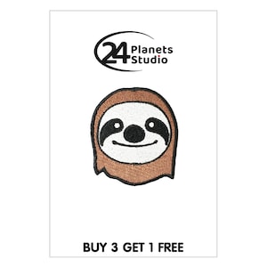 Puede incluir: Parche de planchado bordado marrón de un rostro de perezoso sonriente. El parche tiene contornos negros y ojos blancos. El texto "24 Planets Studio" está en un círculo sobre el perezoso. El texto "BUY 3 GET 1 FREE" está en la parte inferior de la imagen.