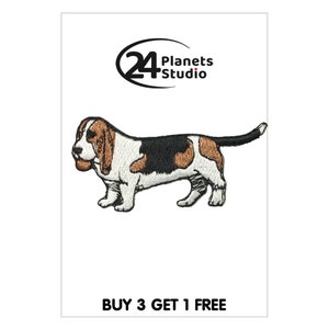 Könnte beinhalten: Gestickter Bügel-Patch mit einem braunen, schwarzen und weißen Basset Hound. Der Patch trägt den Text "BUY 3 GET 1 FREE".