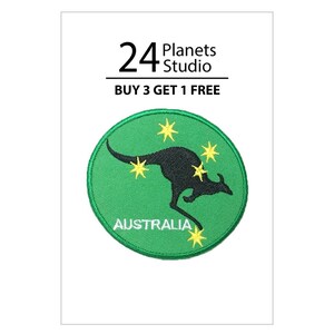 Può includere: Una toppa circolare verde con una silhouette di canguro nera e stelle gialle. Il testo "AUSTRALIA" è scritto in bianco sotto il canguro. I testi "24 Planets Studio" e "BUY 3 GET 1 FREE" sono scritti sopra la toppa.