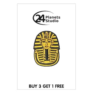 Könnte beinhalten: Gold- und schwarz gestickter Bügel-Patch mit einer ägyptischen Pharaonenmaske. Der Patch zeigt ein detailliertes Design des Gesichts und der Kopfbedeckung des Pharaos. Der Text "BUY 3 GET 1 FREE" ist unter dem Patch gedruckt.