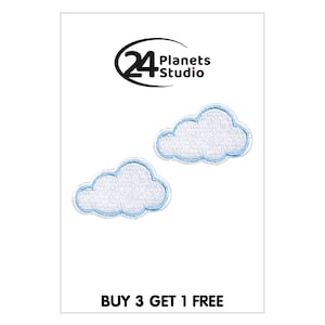 Op de afbeelding: Twee witte wolkpatches met blauwe rand op een witte achtergrond. De patches zijn geborduurd met een zachte textuur. De tekst "24 Planets Studio" staat bovenaan en "BUY 3 GET 1 FREE" onderaan.