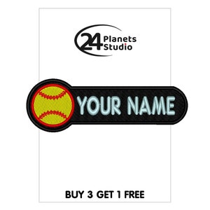 Può includere: Toppa personalizzata per softball con una palla da softball gialla e cuciture rosse, uno sfondo nero e il testo "YOUR NAME" in lettere argentate. La toppa è bordata di rosso.