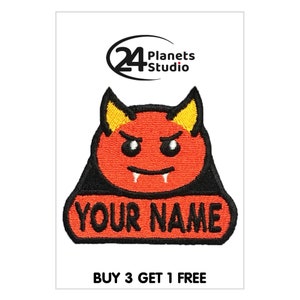 Puede incluir: Parche de hierro bordado rojo y negro con un diablo de dibujos animados con cuernos amarillos y el texto "YOUR NAME".